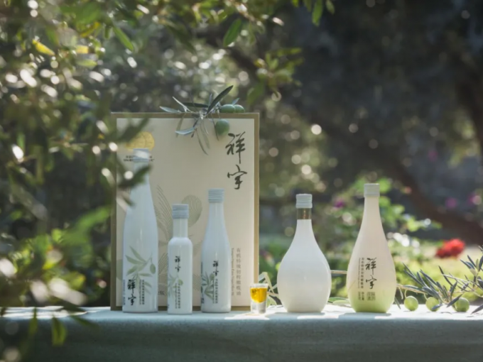 從甘肅隴南的青山幽谷，到一線城市的高端賣場；從一顆油橄欖在晨露中初綻的青澀，到一..